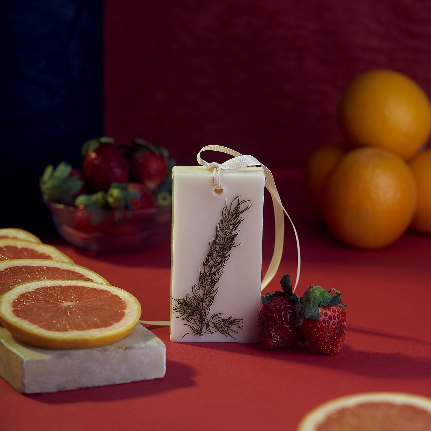 ENCE Veya Grapefruit & Strawberry Closet Candle (80g / 45+ Days)