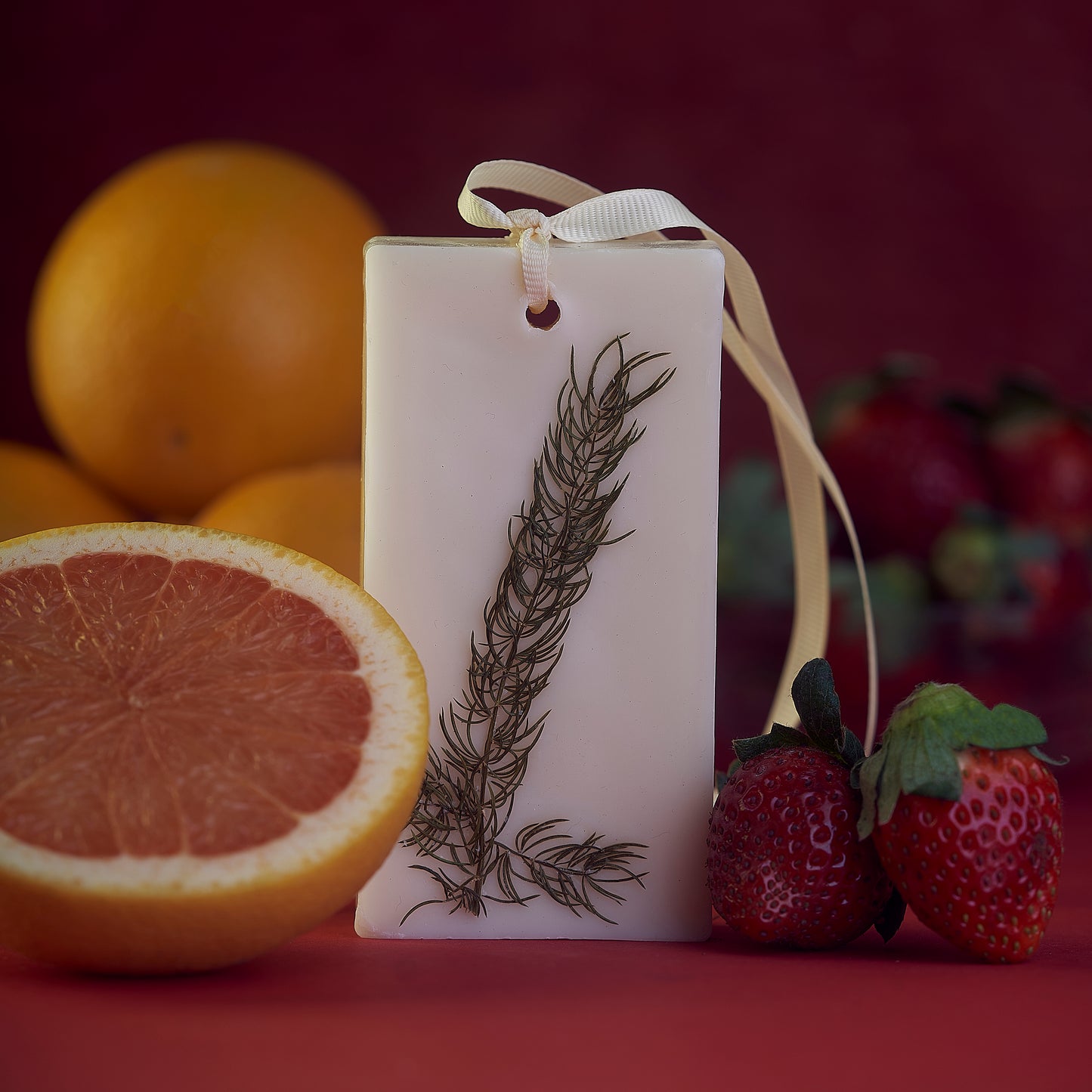ENCE Veya  Grapefruit & Strawberry Closet Candle (80g / 45+ Days)