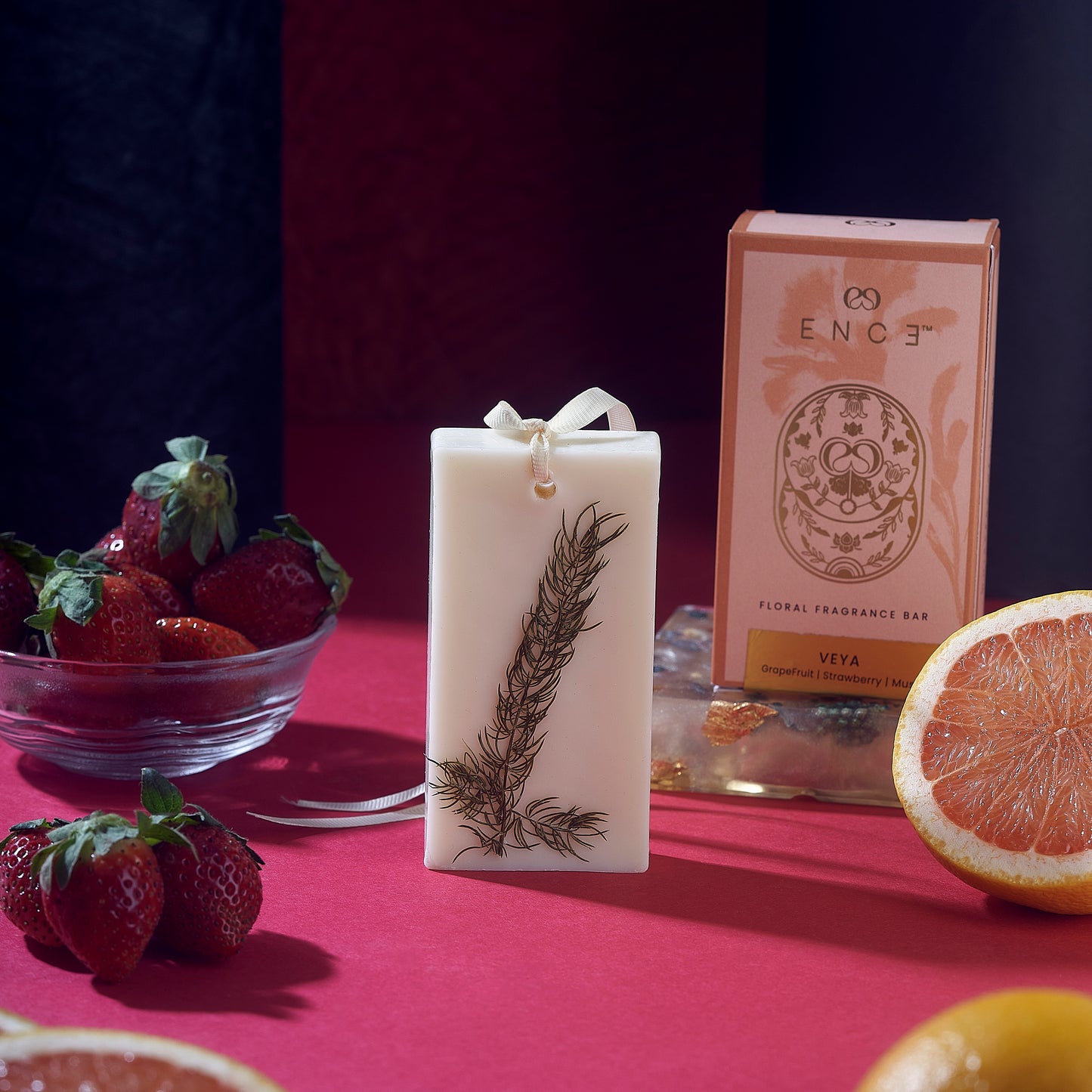 ENCE Veya  Grapefruit & Strawberry Closet Candle (80g / 45+ Days)