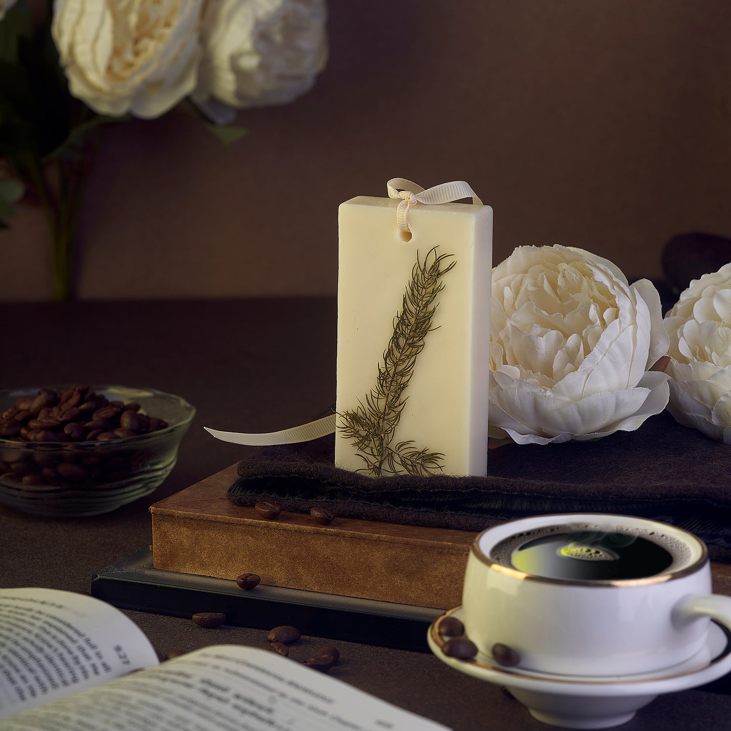 ENCE Lura  Coffee & Atlas Cedarwood Closet Candle (80g / 45+ Days)
