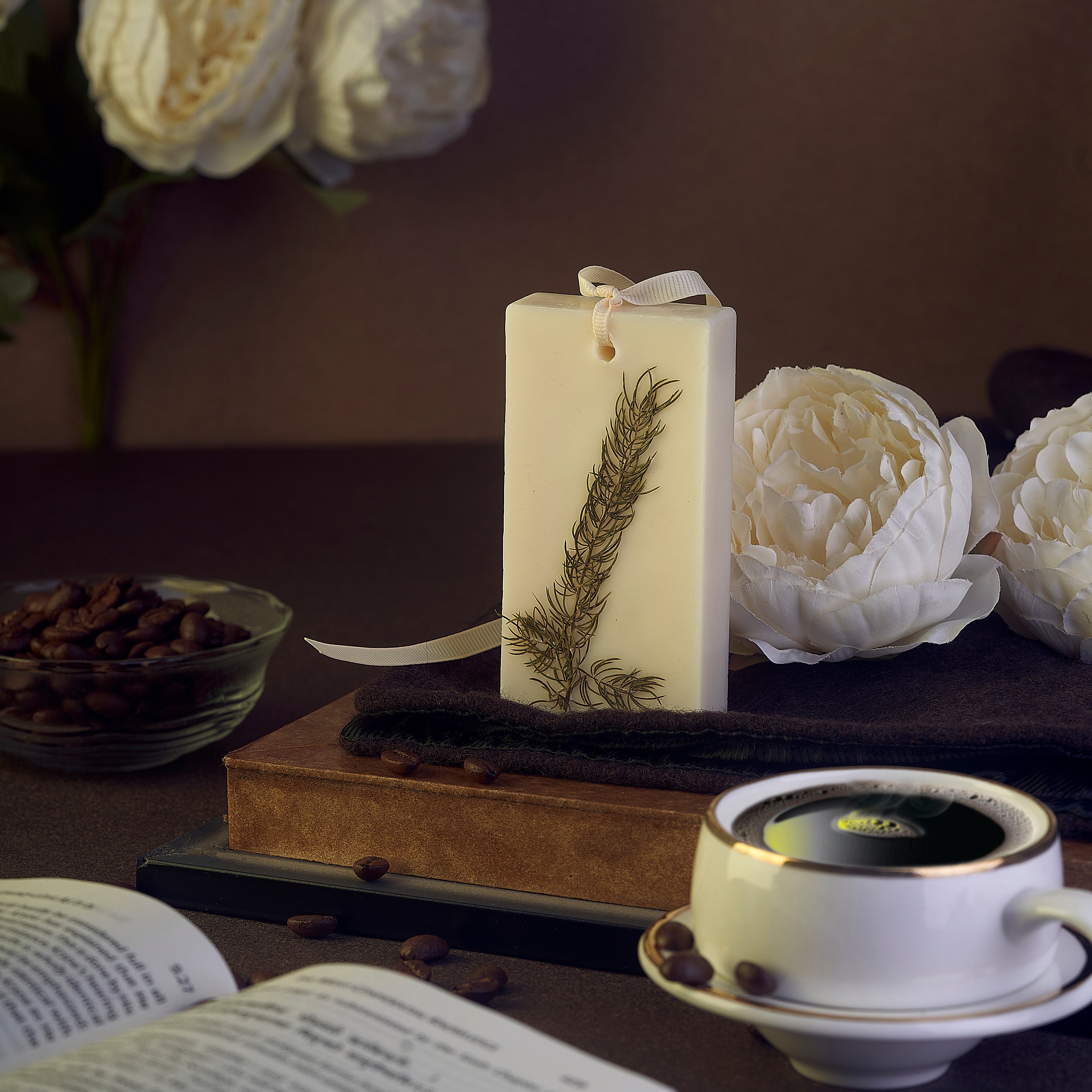 ENCE Lura  Coffee & Atlas Cedarwood Closet Candle (80g / 45+ Days)