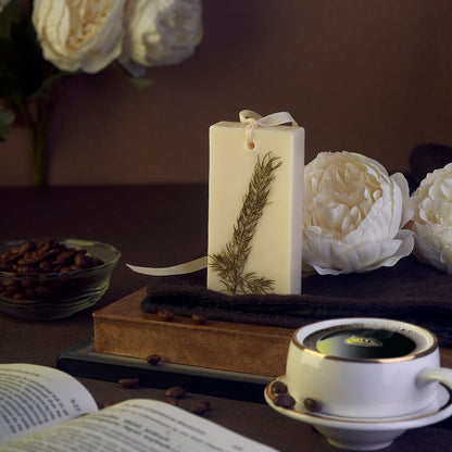 ENCE Lura  Coffee & Atlas Cedarwood Closet Candle (80g / 45+ Days)